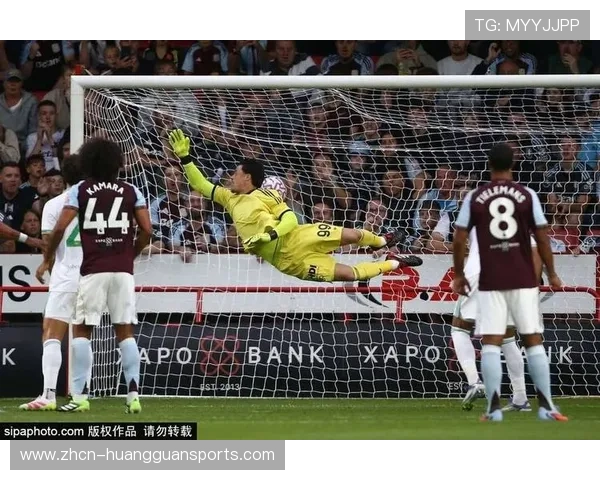 罗马弧顶配合撕破防守，苏莱精准射门先拔头筹