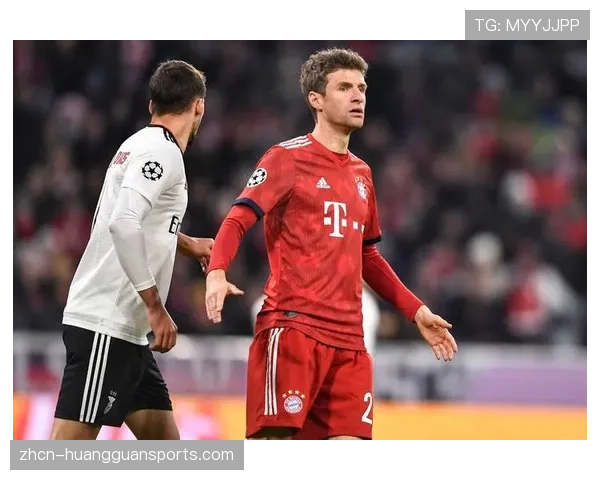 战术板：解析勒沃库森对阵拜仁时，如何通过边后卫内收限制对手中场核心